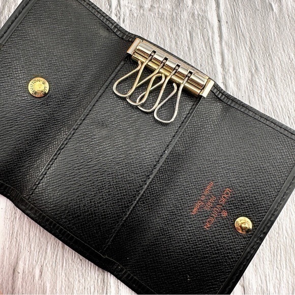 AUTHENTIC Louis Vuitton key holder. Black.
